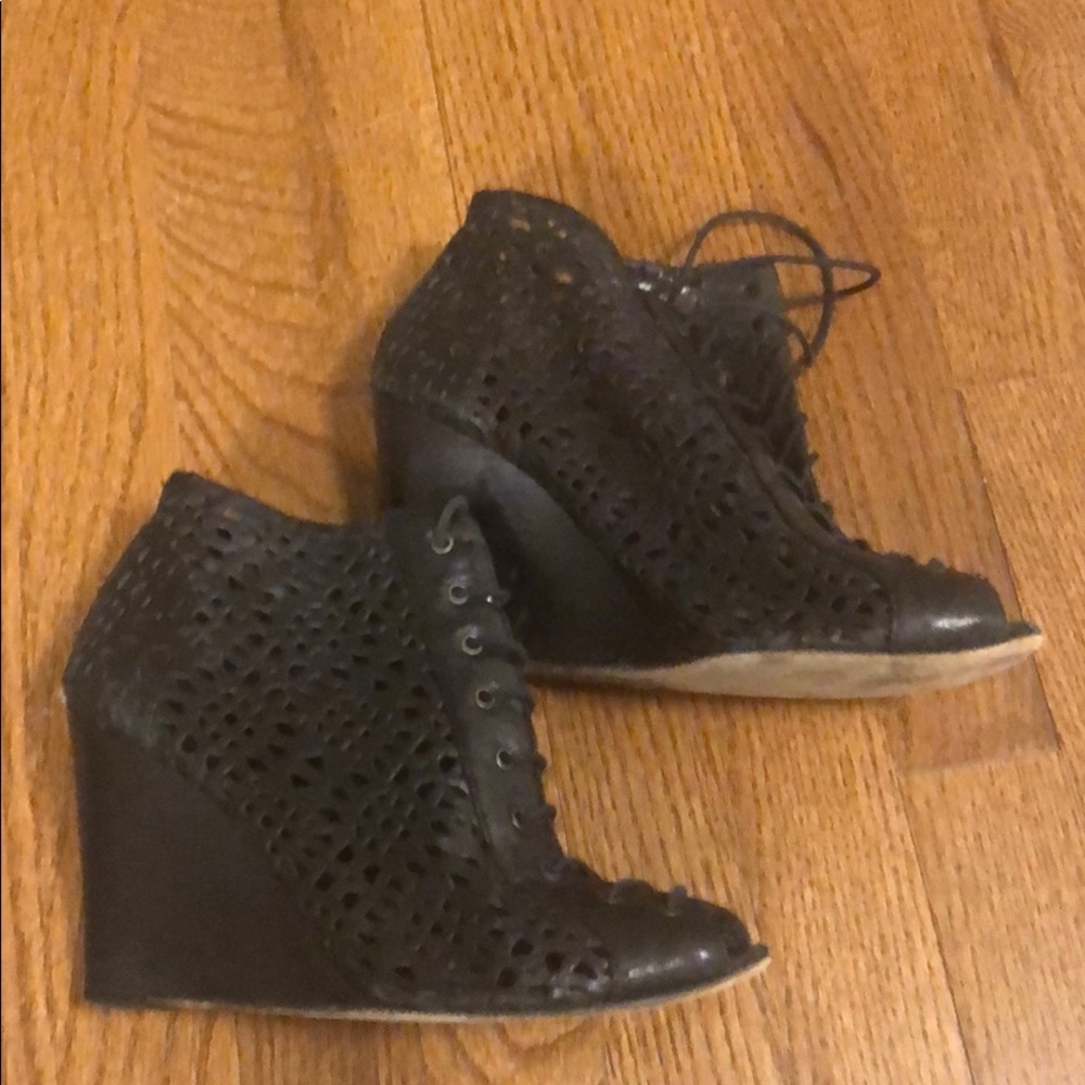 Stuart Weitzman Láser Cut Wedge Sandals